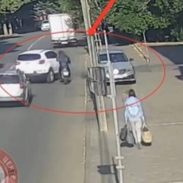 Аварія на Магістратській: водій KIA не поступився дорогою мотоциклісту (відео)