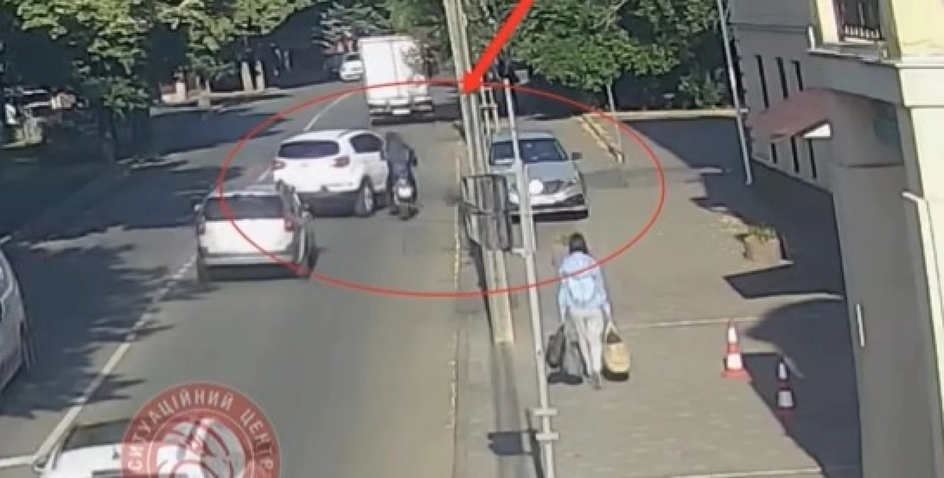 Аварія на Магістратській: водій KIA не поступився дорогою мотоциклісту (відео)