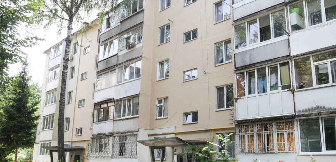 Підготовка до зими: у Вінниці відремонтували стики в будинку на Юності