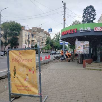 Щоб кожен міг подорожувати зручно: у Вінниці стає більше інклюзивних зупинок