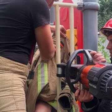 Рятувальники звільнили 9‑річну вінничанку, що застрягла на гірці (Відео)