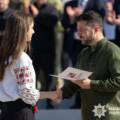Президент вручив паспорт юній волонтерці з Вінниці
