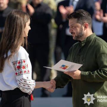 Президент вручив паспорт юній волонтерці з Вінниці