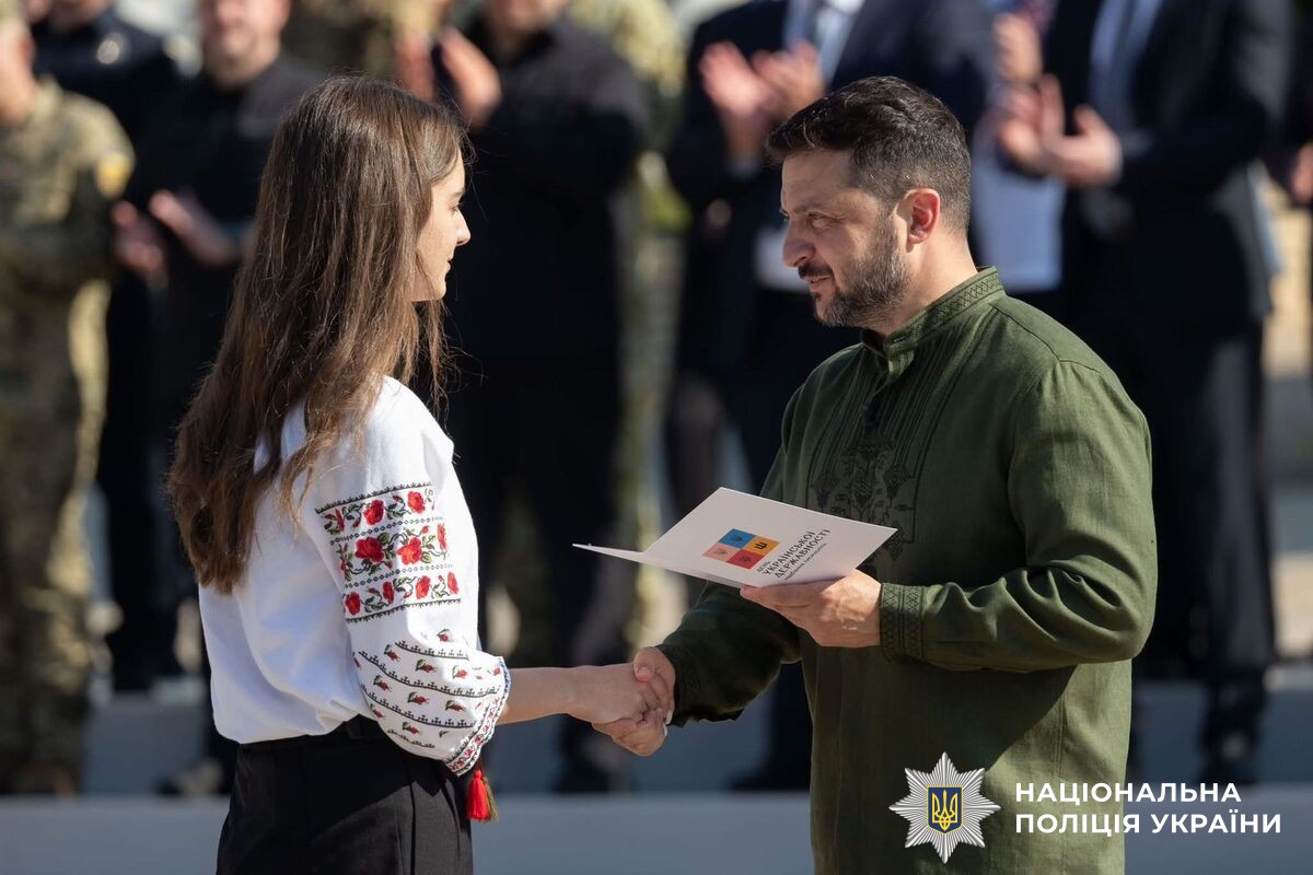 Президент вручив паспорт юній волонтерці з Вінниці