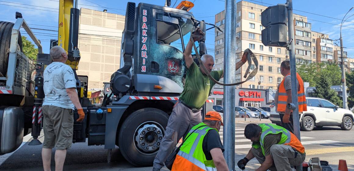 Світлофори працюватимуть стабільніше: у Вінниці встановлюють нові опори