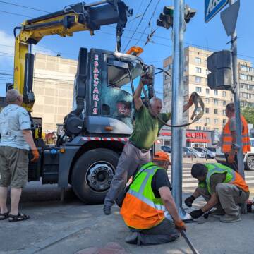 Світлофори працюватимуть стабільніше: у Вінниці встановлюють нові опори