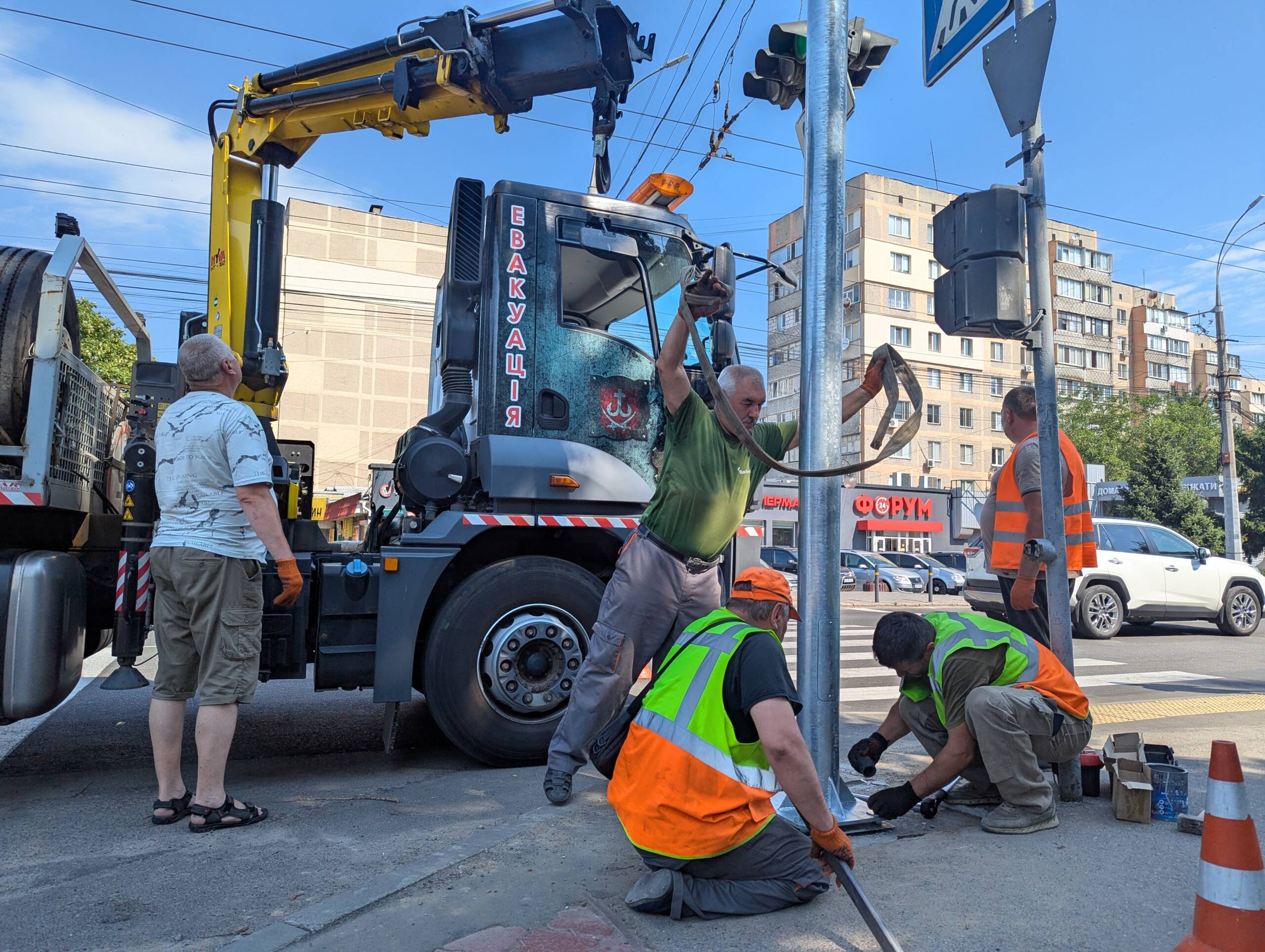 Світлофори працюватимуть стабільніше: у Вінниці встановлюють нові опори