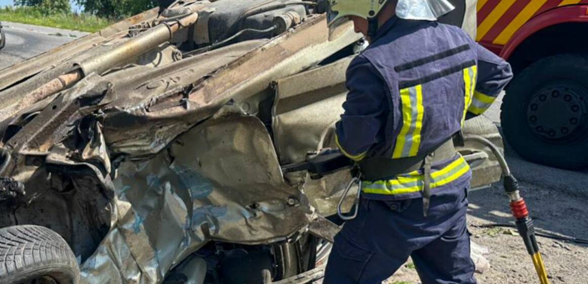 Надзвичайники деблокували тіло загиблої з понівеченого авто після ДТП на Вінниччині