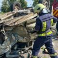 Надзвичайники деблокували тіло загиблої з понівеченого авто після ДТП на Вінниччині