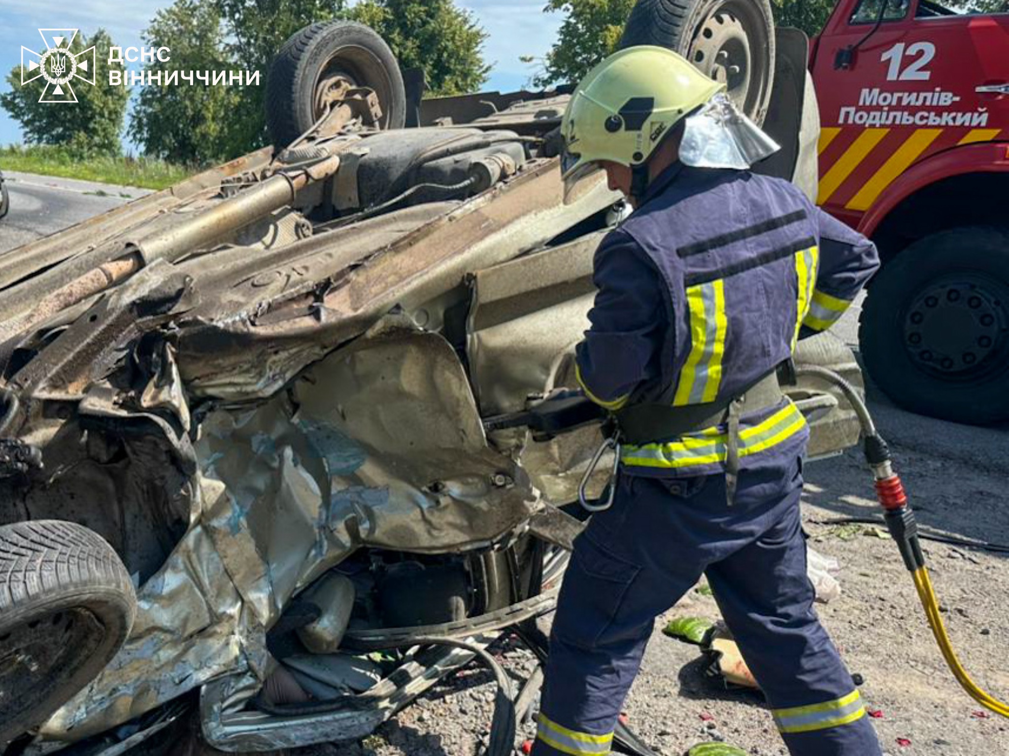 Надзвичайники деблокували тіло загиблої з понівеченого авто після ДТП на Вінниччині