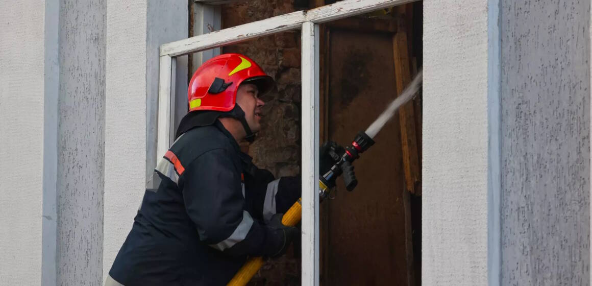Пожежник гасить наслідки ворожої атаки на Вінниччині 28 серпня
