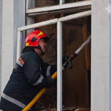 Пожежник гасить наслідки ворожої атаки на Вінниччині 28 серпня