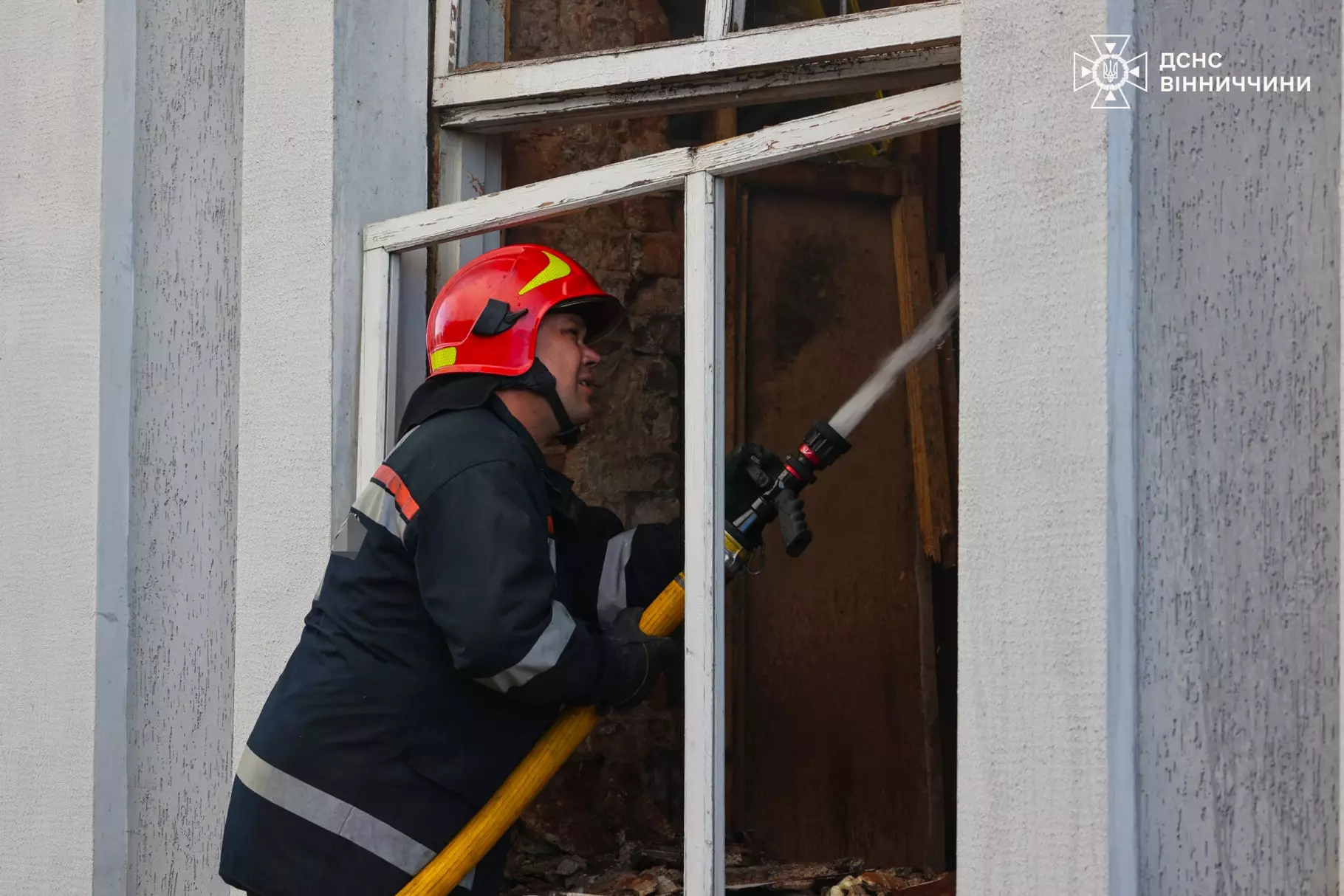 Пожежник гасить наслідки ворожої атаки на Вінниччині 28 серпня