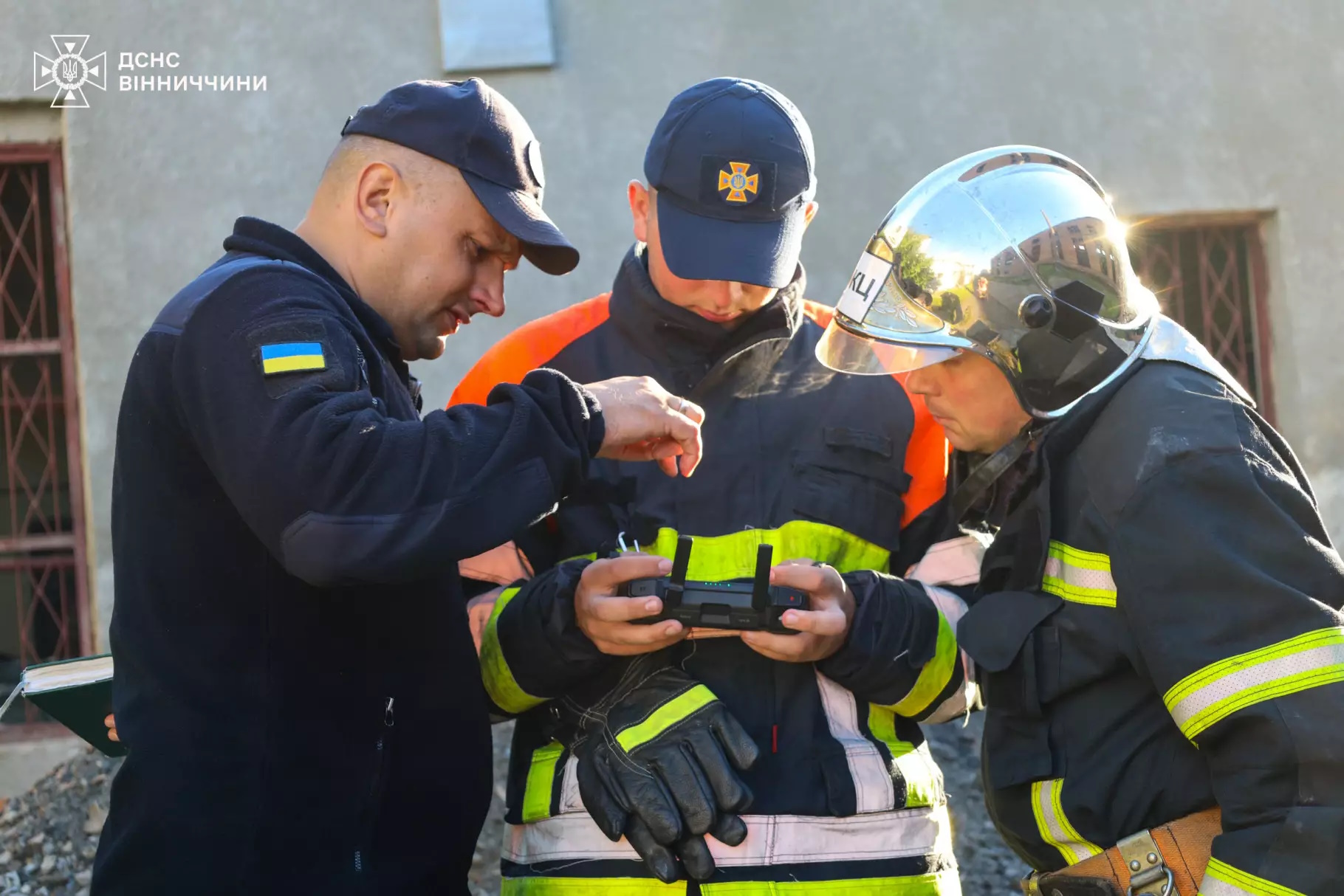 Рятувальники працюють на пошкодженій інфраструктурі у Вінницькій області