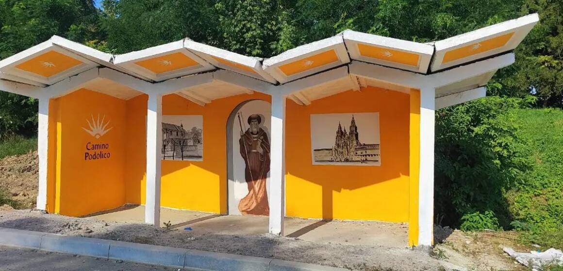 Мурал на шляху святого Якова на зупинці громадського транспорту