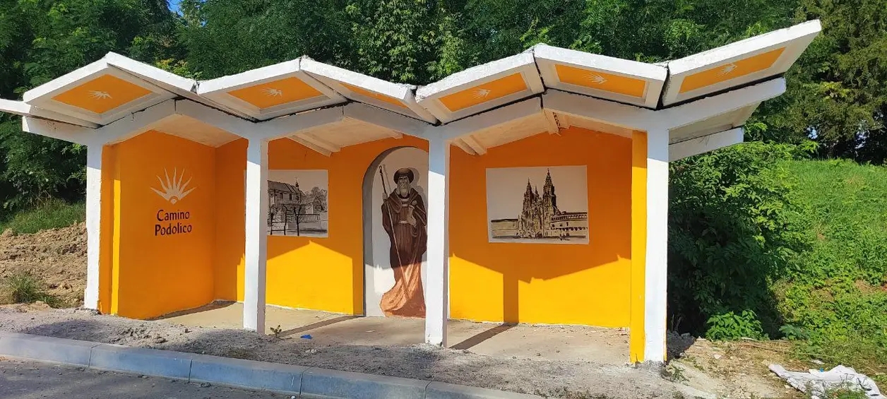 Мурал на шляху святого Якова на зупинці громадського транспорту