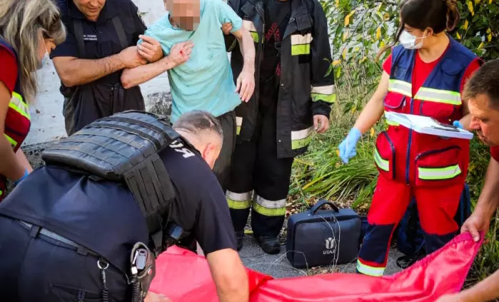 Рятувальники вдруге витягли чоловіка з того самого колодязя