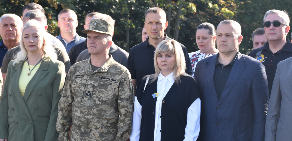 На Замковій горі відбулася церемонія урочистого підняття національного стяга