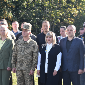 На Замковій горі відбулася церемонія урочистого підняття національного стяга