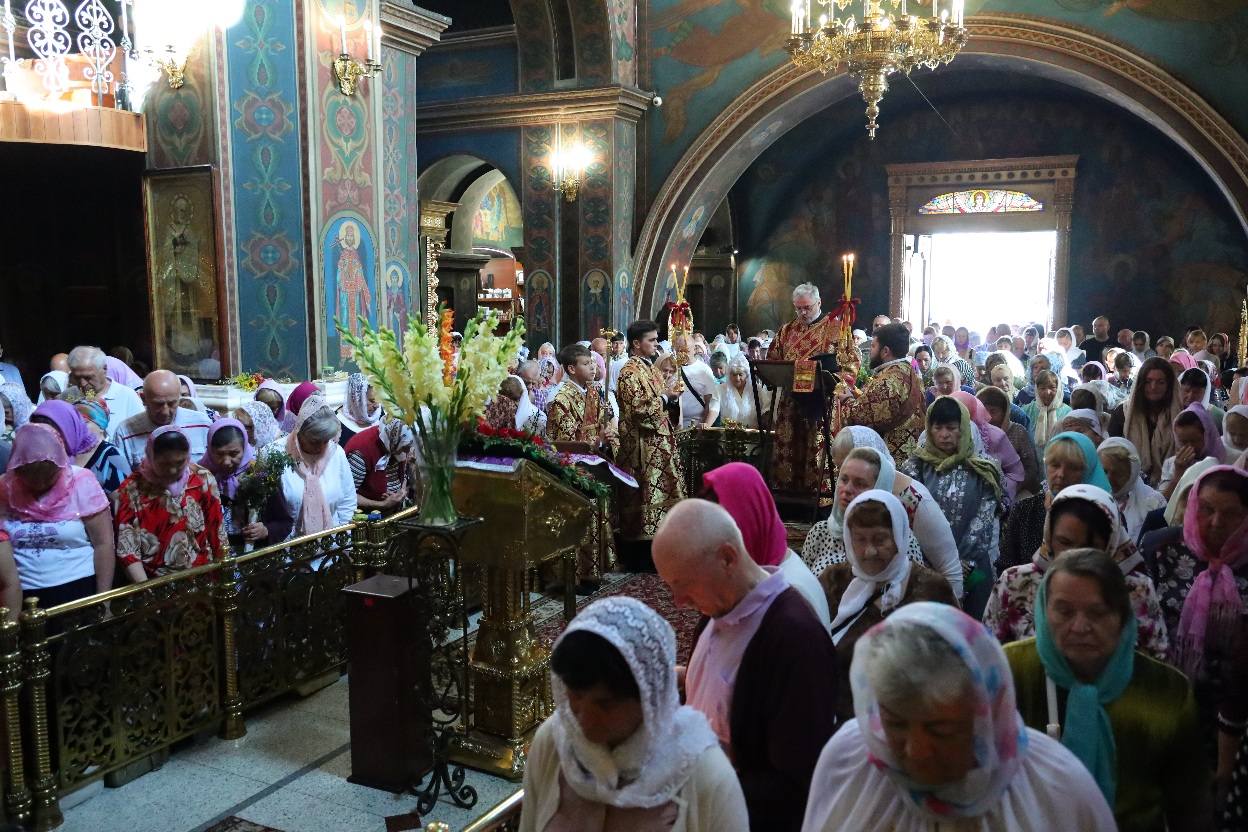 Медовий Спас у Вінниці: під кафедральним собором зібрались сотні вірян