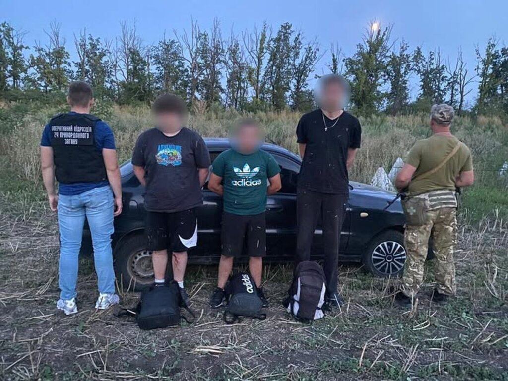 Прикордонники зупинили трьох чоловіків, які нелегально прямували до Молдови через Вінниччину