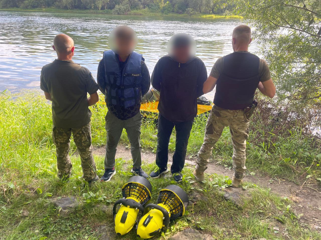 Скутерні перегони на Дністрі: прикордонники зірвали екстремальну втечу до Молдови