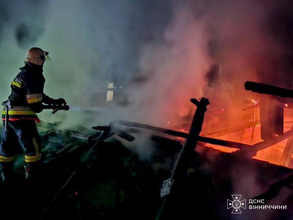 На Вінниччині рятувальники ліквідували дві пожежі в приватних домоволодіннях