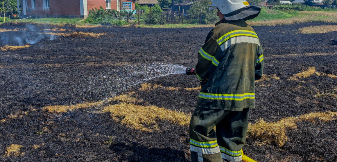 Рятувальники ліквідували сім пожеж за добу: горіли суха трава й господарчі будівлі