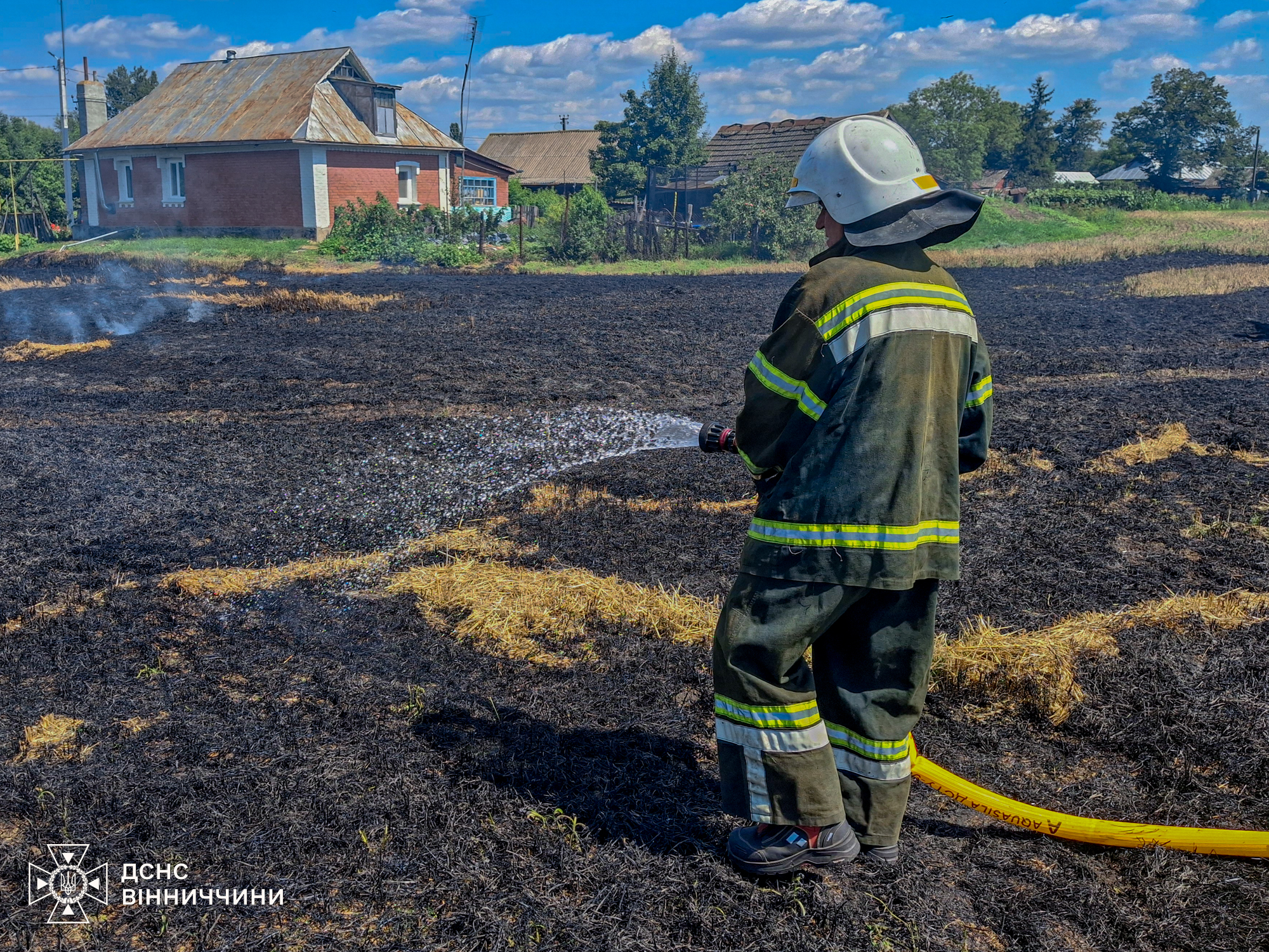 Рятувальники ліквідували сім пожеж за добу: горіли суха трава й господарчі будівлі
