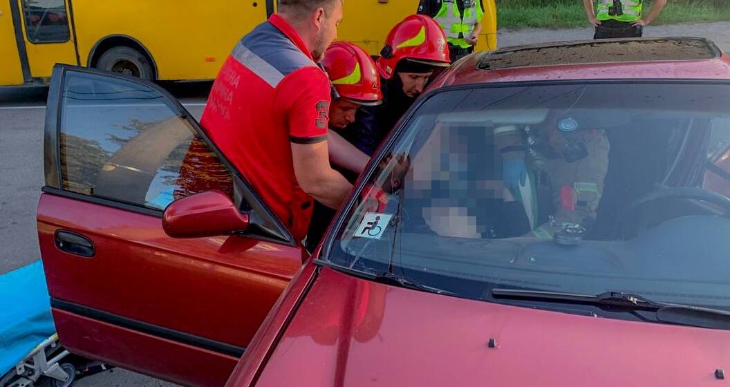 ДТП у Вінниці: рятувальники деблокували водія з понівеченої «Хонди»
