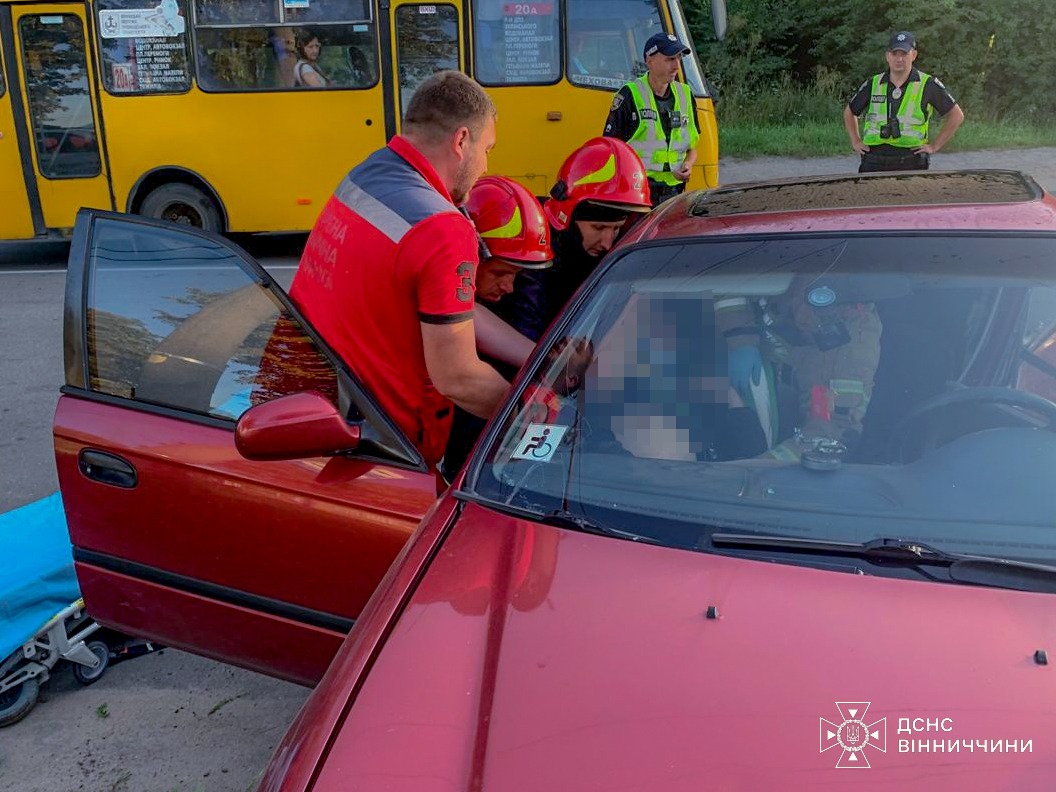 ДТП у Вінниці: рятувальники деблокували водія з понівеченої «Хонди»
