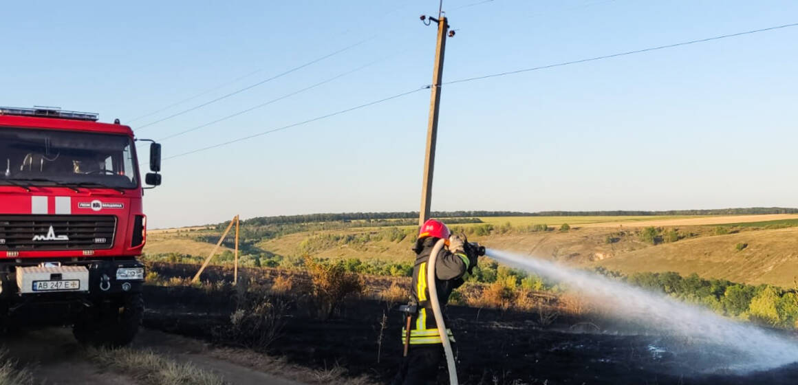 Рятувальники гасять пожежу на Вінниччині