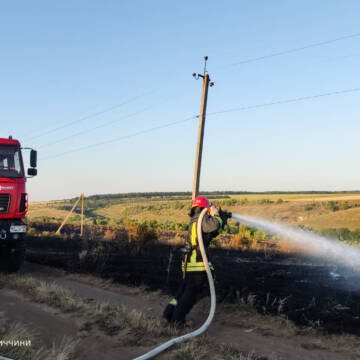 Рятувальники гасять пожежу на Вінниччині