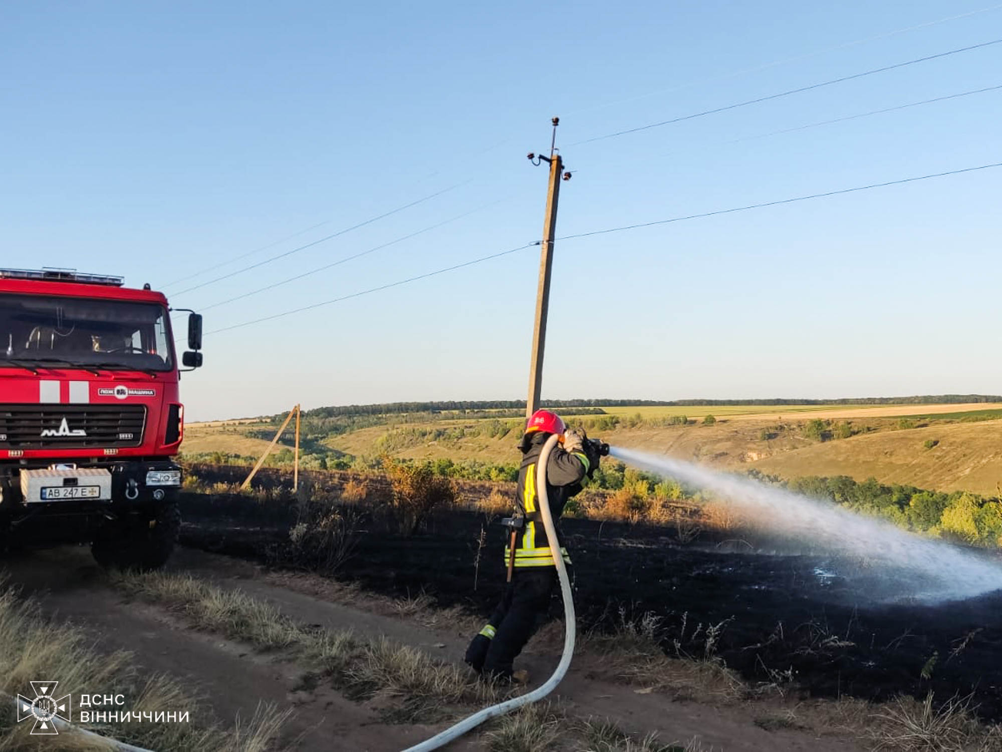 Рятувальники гасять пожежу на Вінниччині