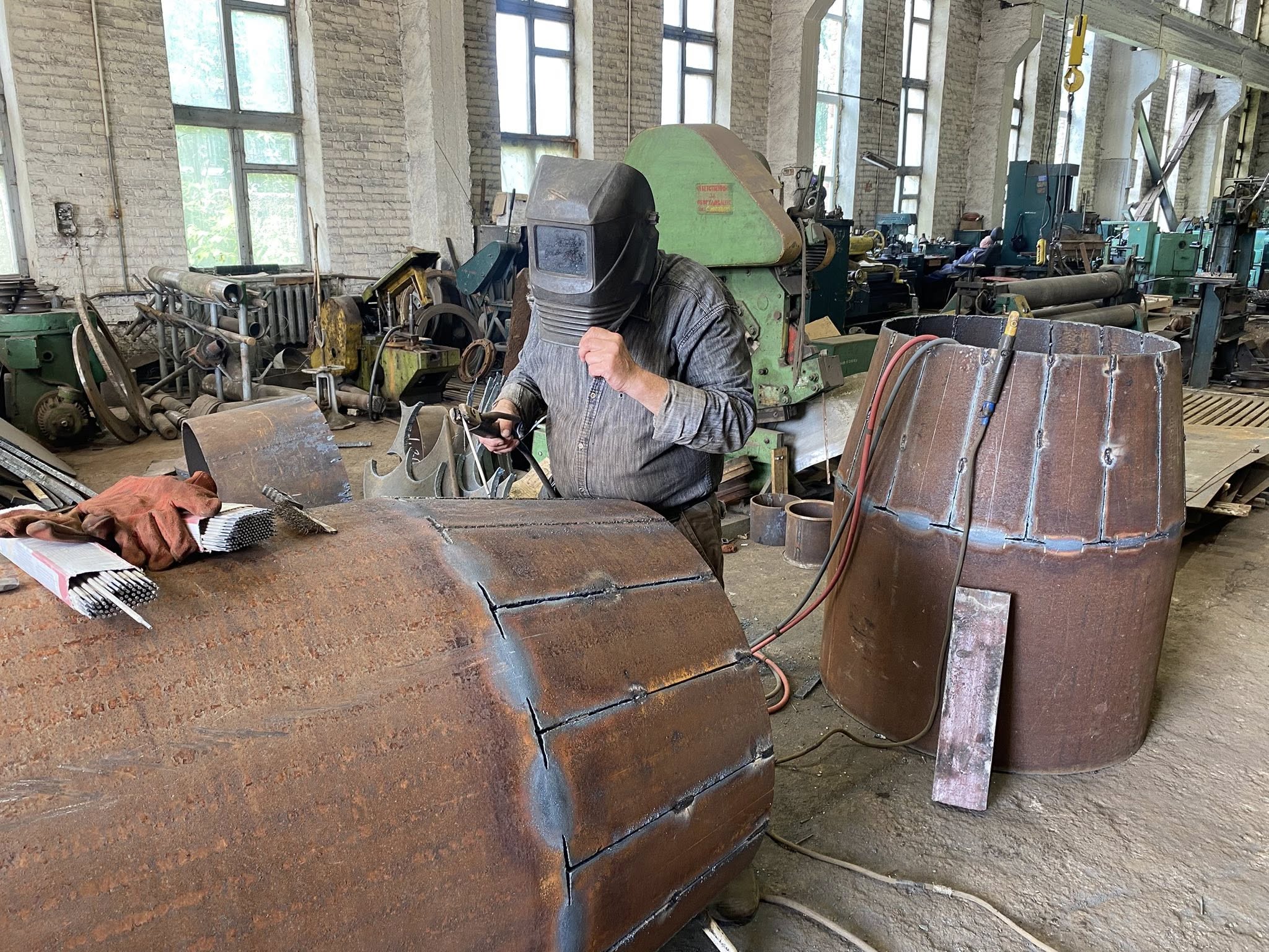 Працівники водоканалу виконують роботи на трубах водогону у Вінниці