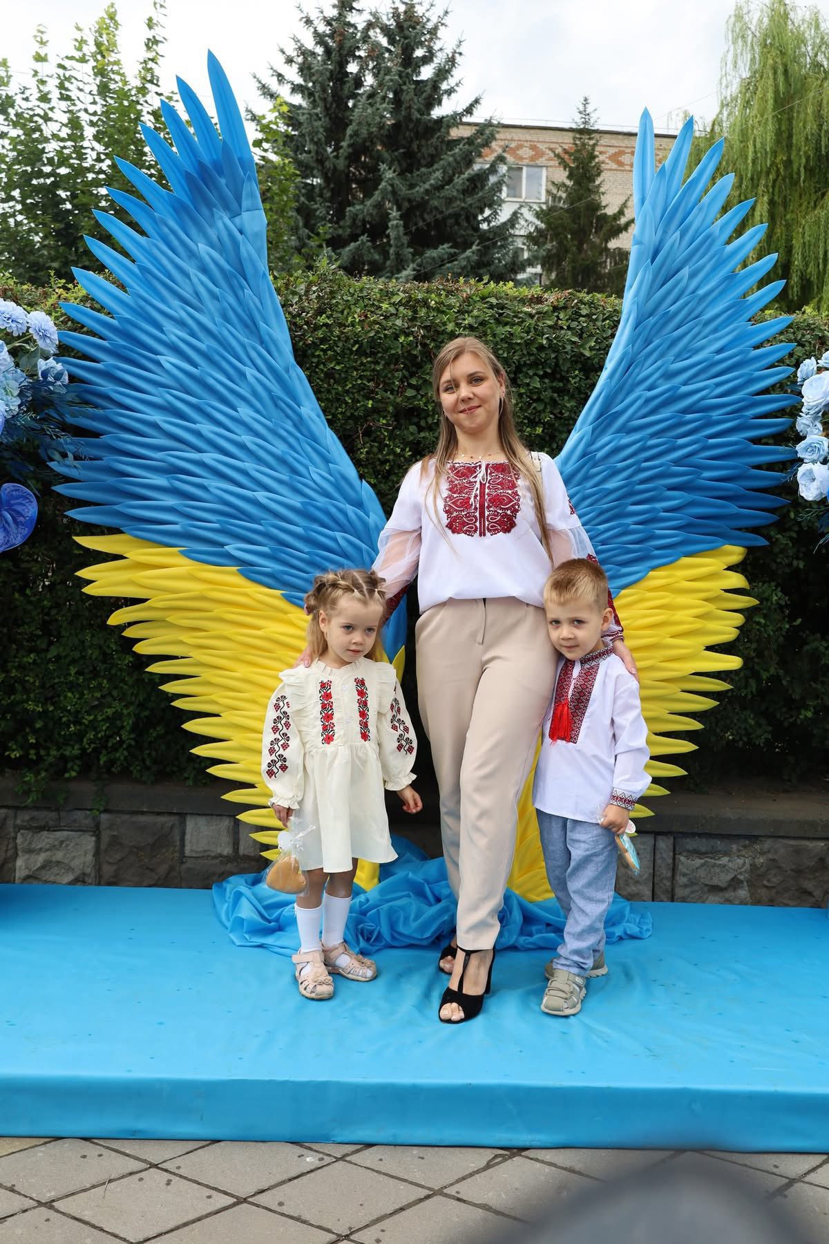 Двійнята зі Жмеринки позують у патріотичній фотозоні