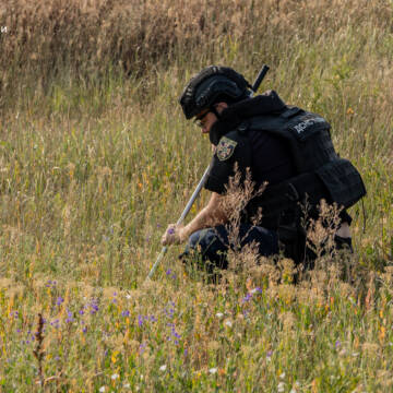 Сапер знешкоджує снаряд у полі на Вінниччині