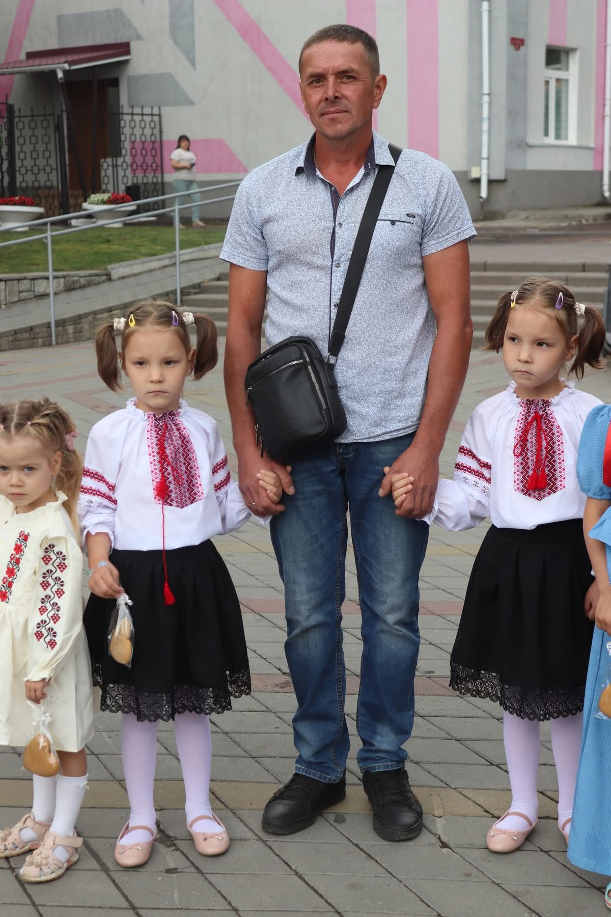 Дівчата близнюки з татом