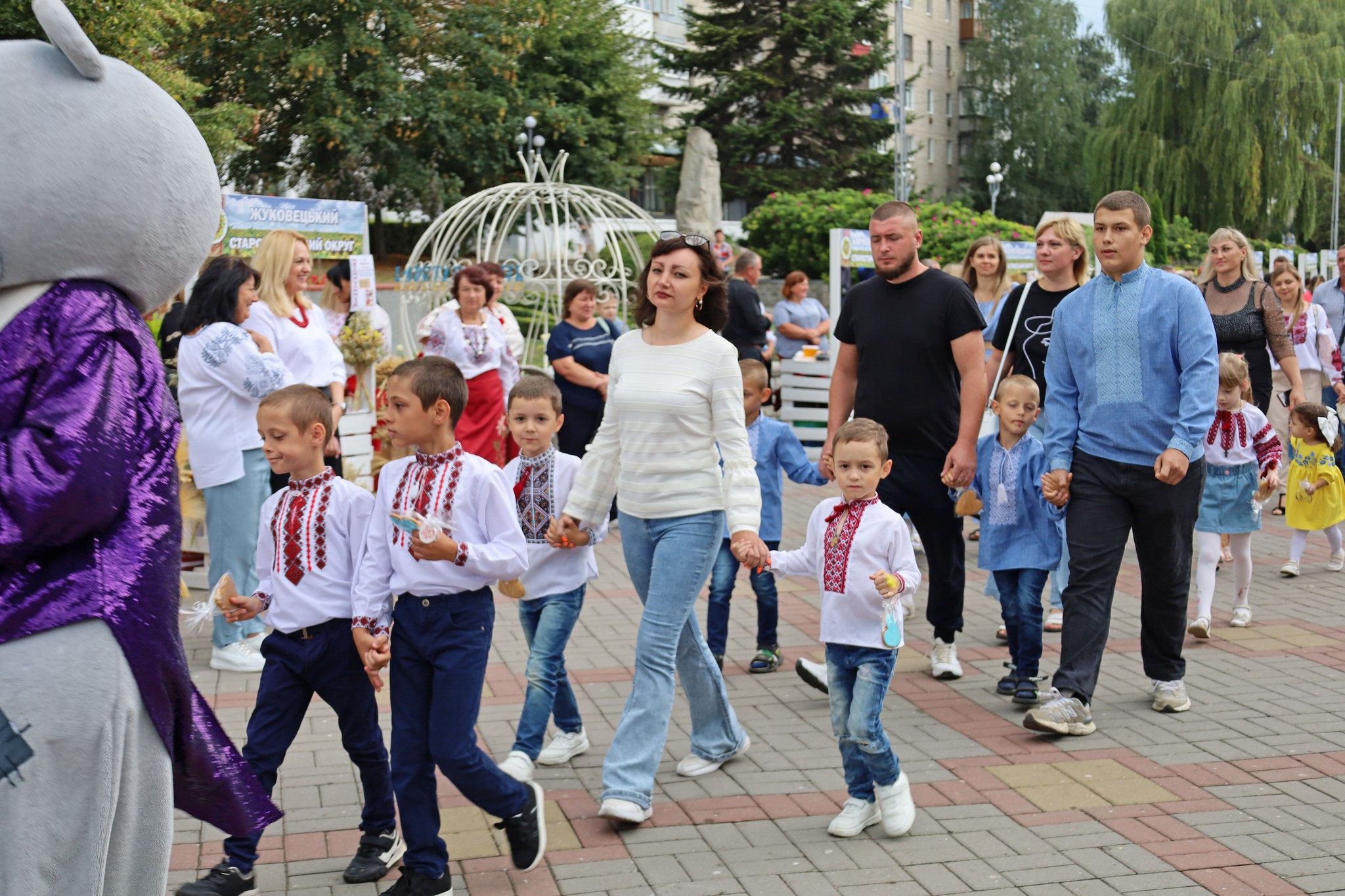 Діти та дорослі у вишиванках крокують на фестивалі