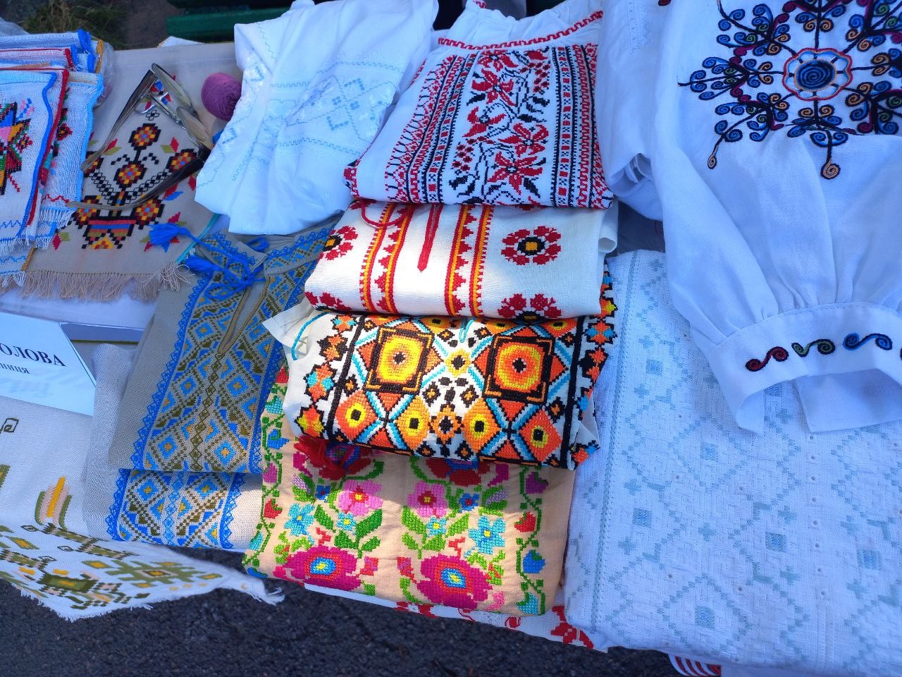 Вишивка на виставці народної творчості у Вінниці