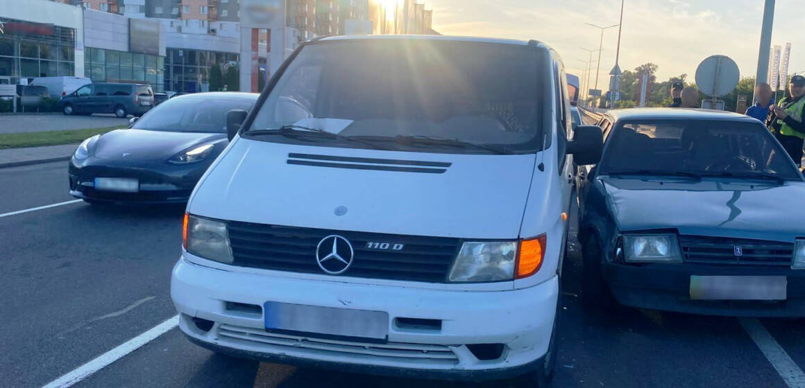 ВАЗ та Мерседес зіштовхнулися у Вінниці