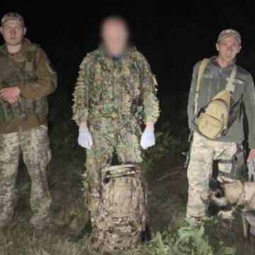 На Вінниччині затримали чоловіка в маскувальному костюмі, який намагався перетнути кордон