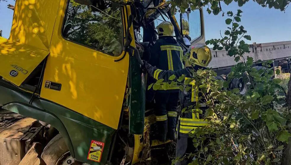 Вантажівка врізалася в дерево на Вінниччині біля Калинівки