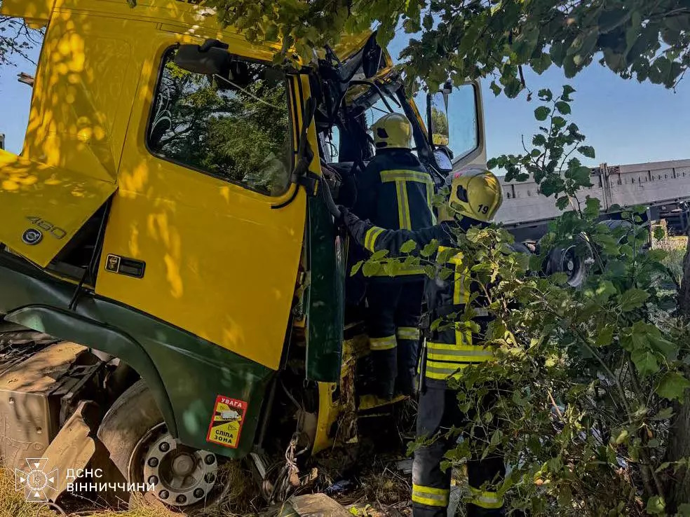 Вантажівка врізалася в дерево на Вінниччині біля Калинівки