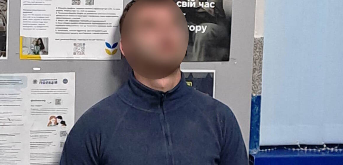 Чоловіка затримали на дитячому майданчику у Вінниці