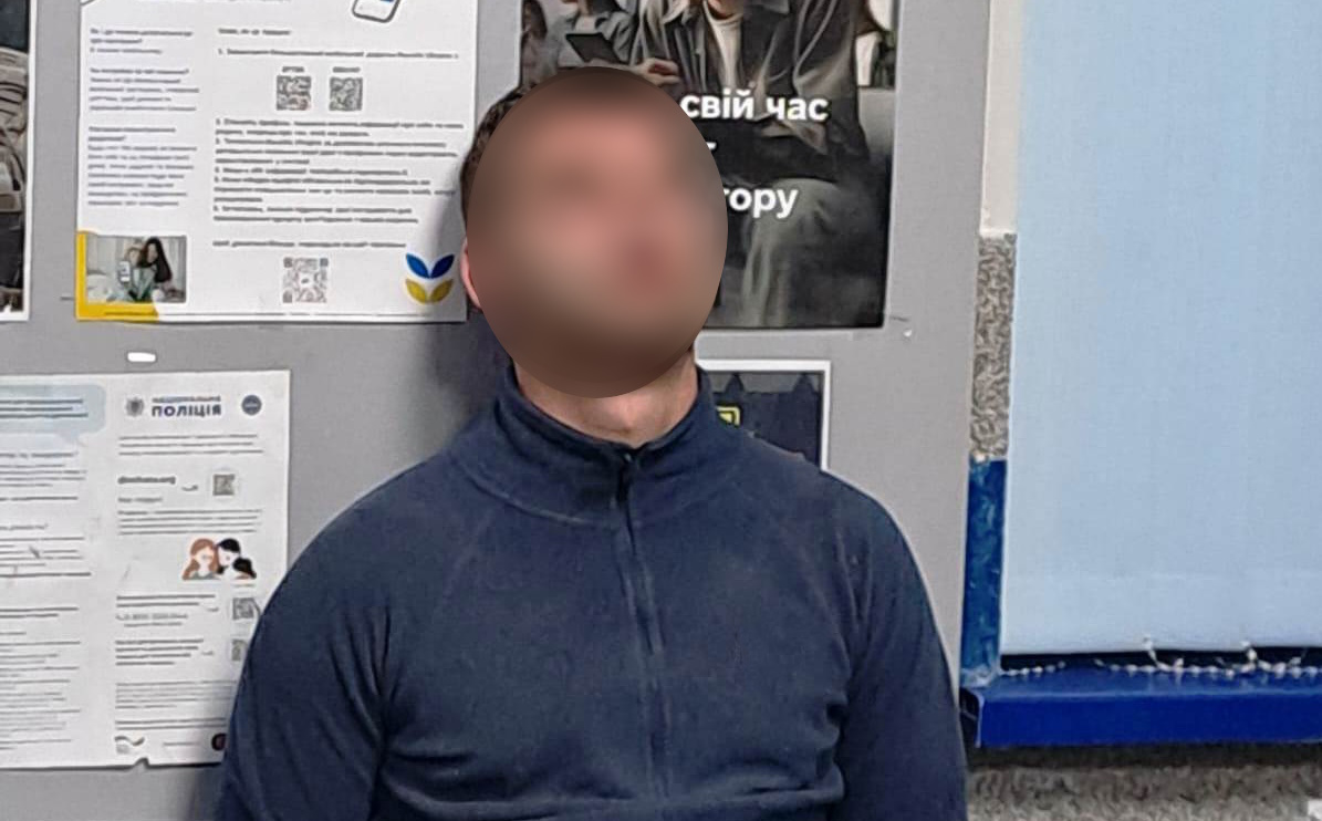 Чоловіка затримали на дитячому майданчику у Вінниці