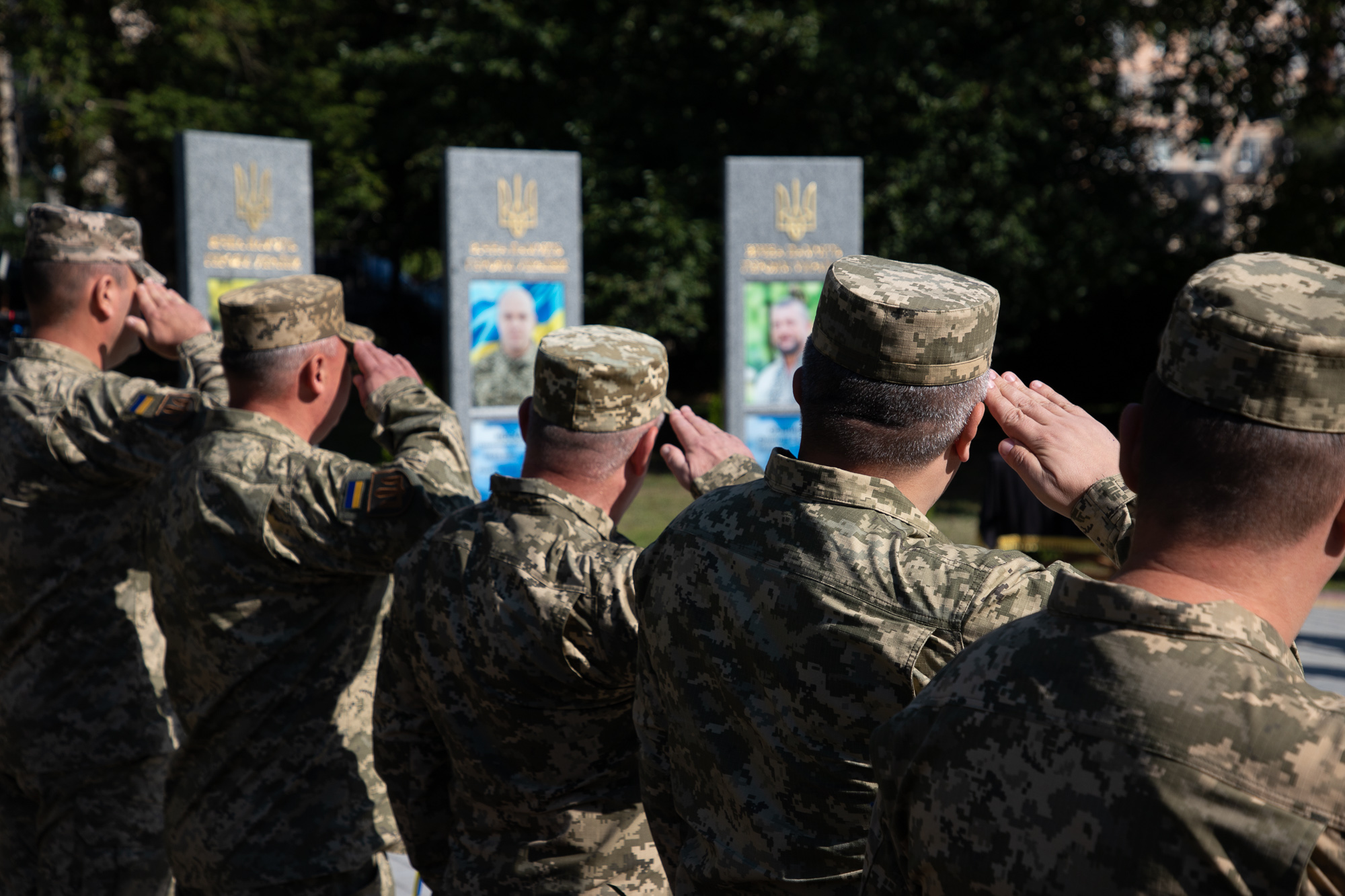 Військові віддають честь