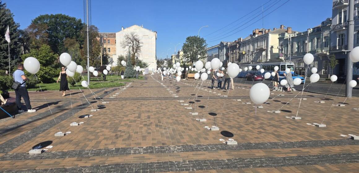 Білі кульки у Вінниці