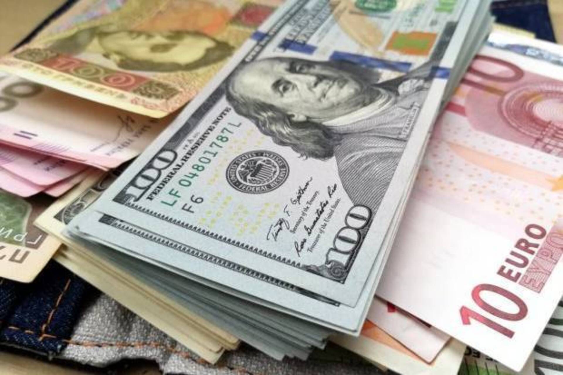 Курс валют на 22 серпня: скільки коштують долар, євро і злотий