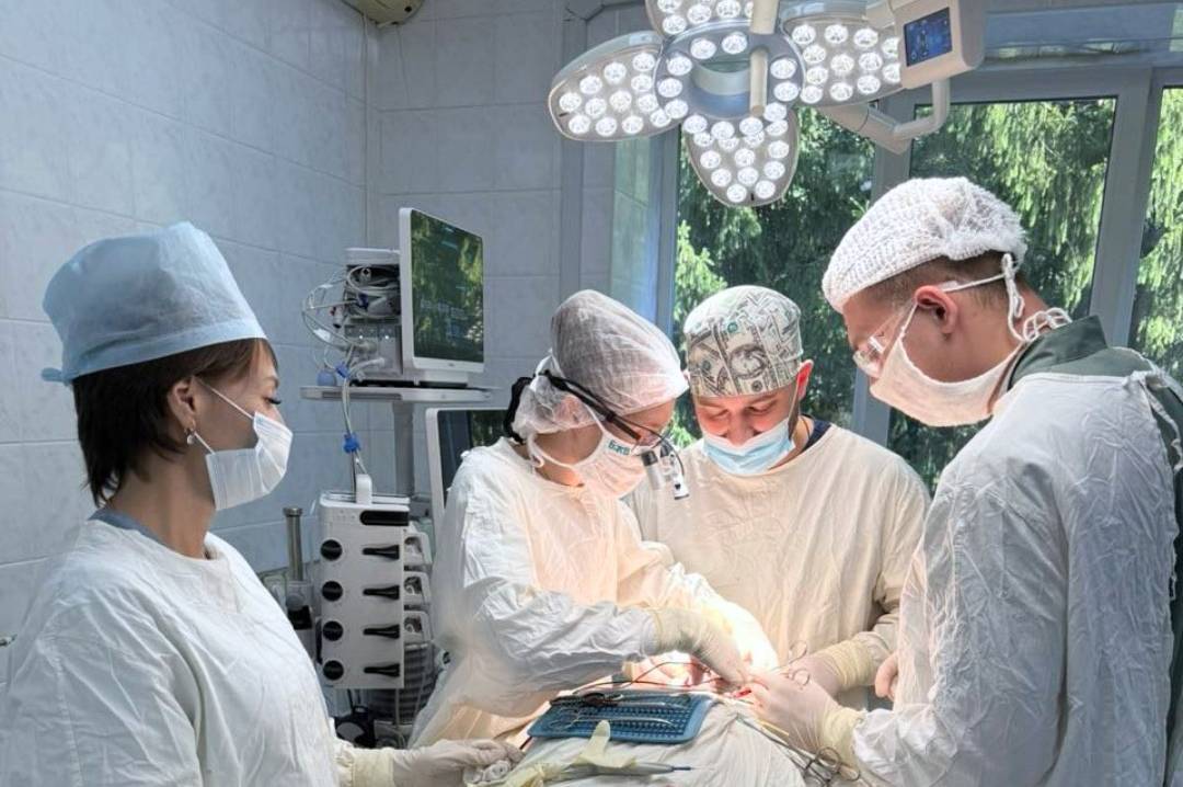 У Вінниці лікарі видалили рідкісну пухлину біля великих судин шиї